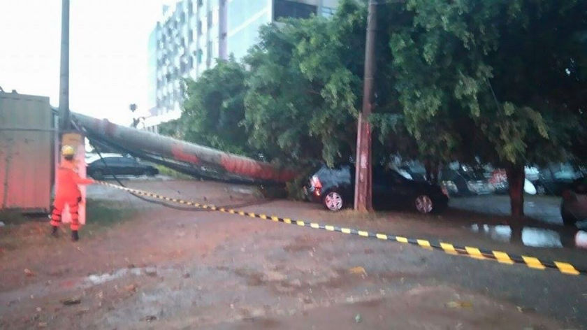Torre de celular cai sobre carros e casas no Guará 