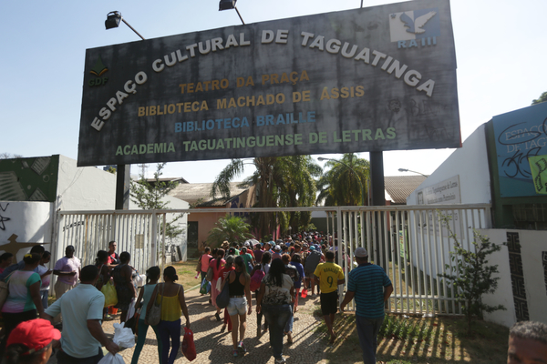 Brasília - DF, 20/10/15. integrantes do MRP (movimento resistência popular no centro de taguatinga. eles saíram da praça do relógio. ocuparam a comercial norte e depois o espaço cultural de taguatinga. Foto: Rafaela Felicciano/Metrópoles
