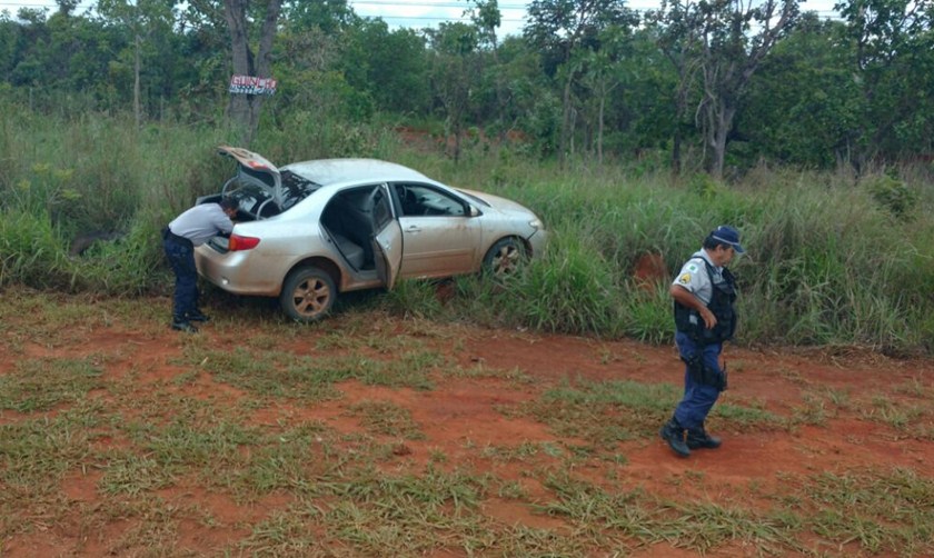 Suspeitos batem carro em poste ao ver PM e fogem em Planaltina Metrópoles