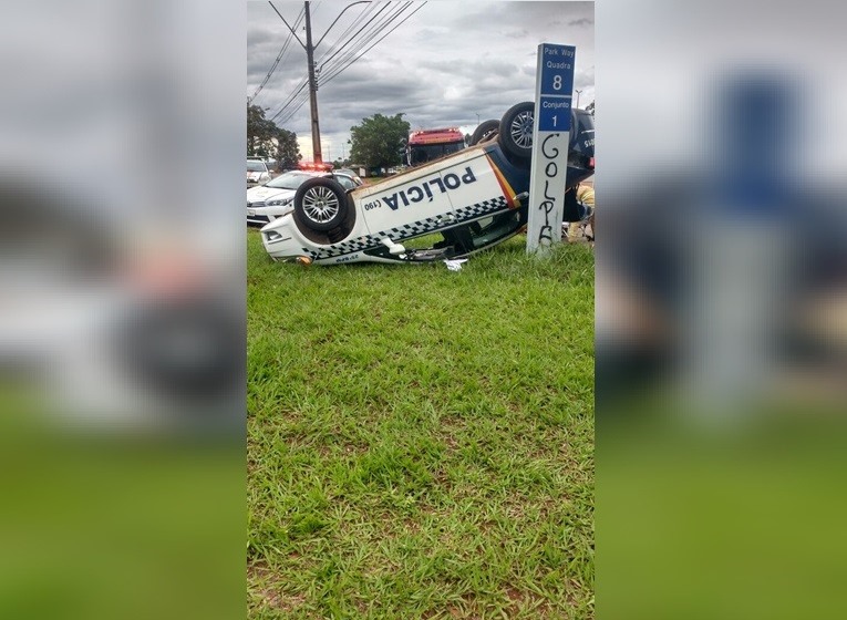 Policial se fere em batida de viaturas durante perseguição no Park Way