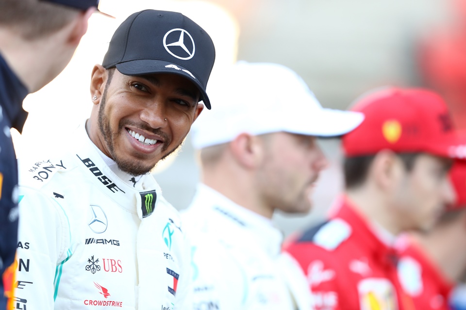 Pré temporada Hamilton comanda dobradinha da Mercedes no 1ª dia