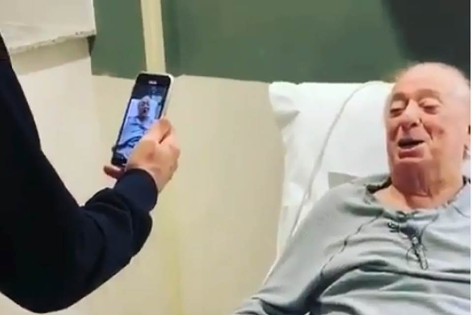 Filho de Raul Gil posta vídeo do apresentador cantando em hospital