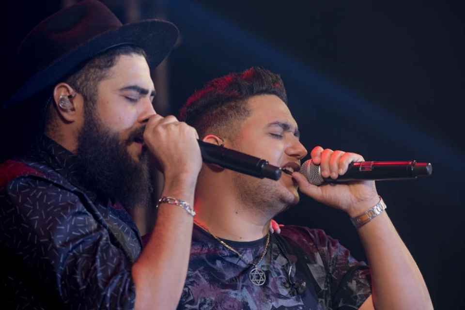 Show De Henrique E Juliano Tem Acidente No Palco Traz A Maca Aqui