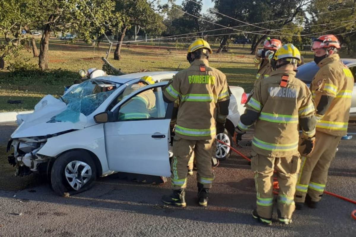 Carro Derruba Poste E Capota Na L Sul Cinco Pessoas Ficam Feridas