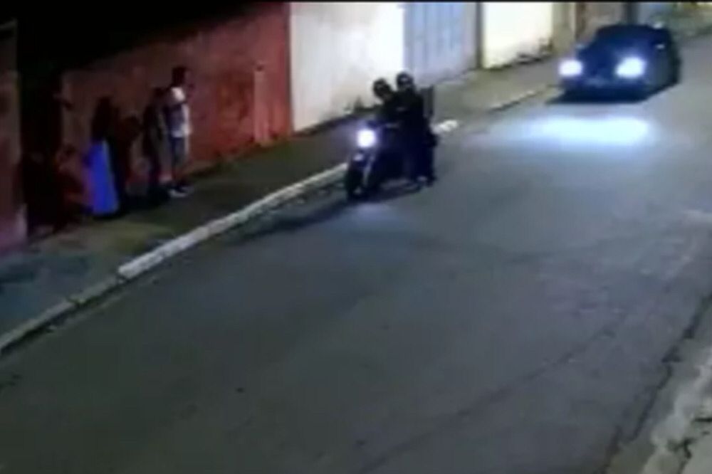 Motorista atropela assaltantes após roubo de sobrinhos em SP vídeo