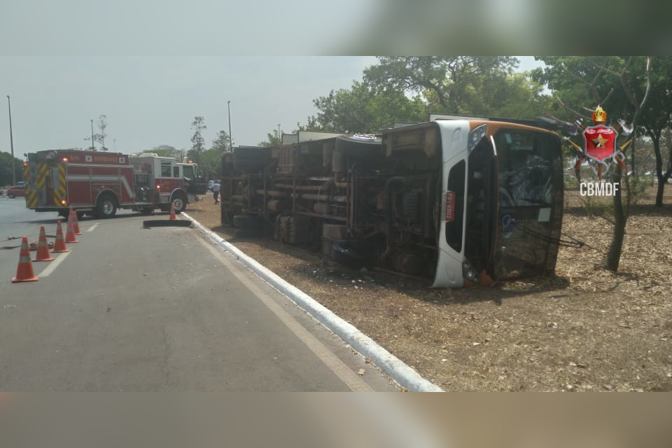 Ônibus tomba no Eixo Monumental e passageiros saem pelas janelas