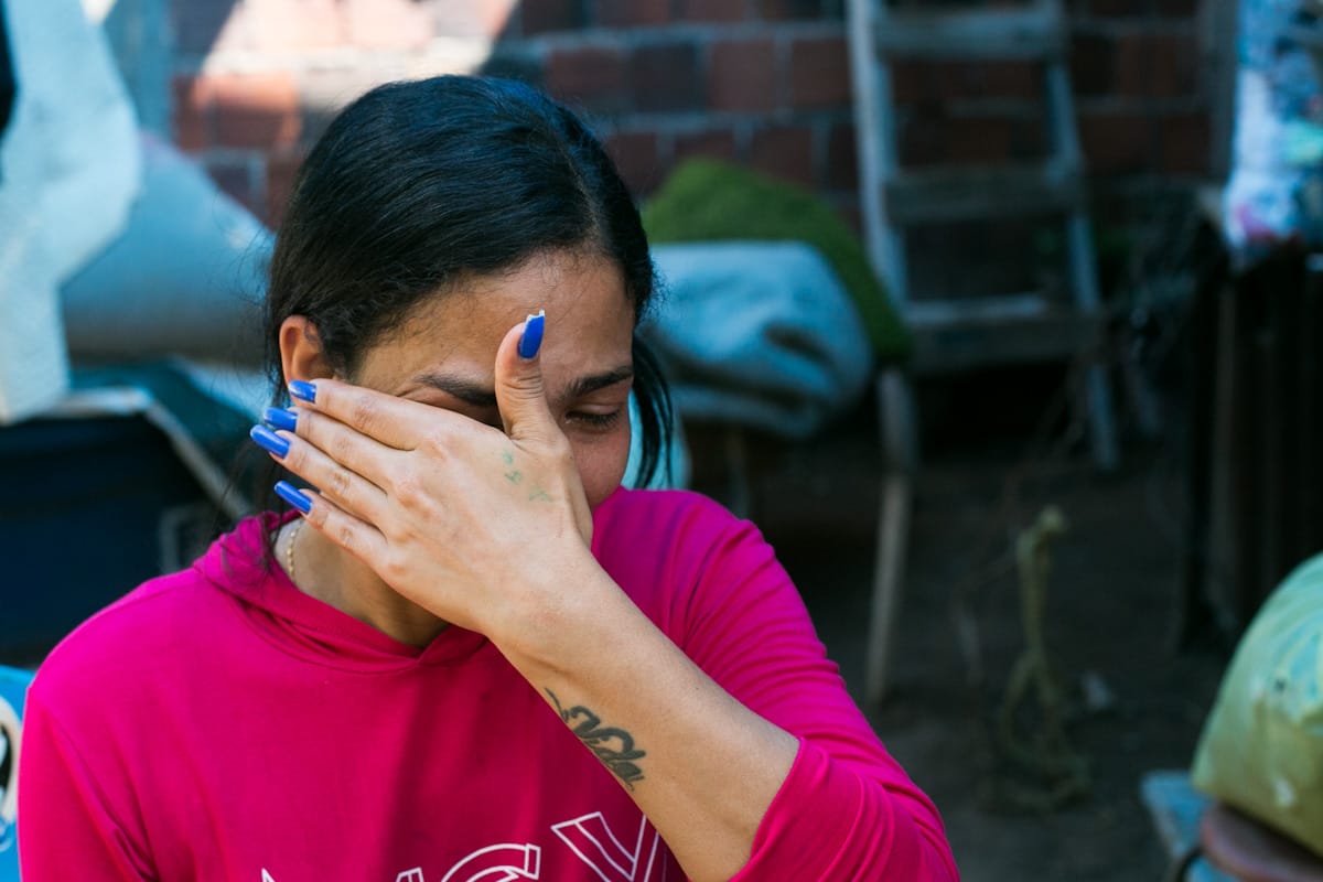 Familiares de jovens e criança eletrocutados se despedem em enterro