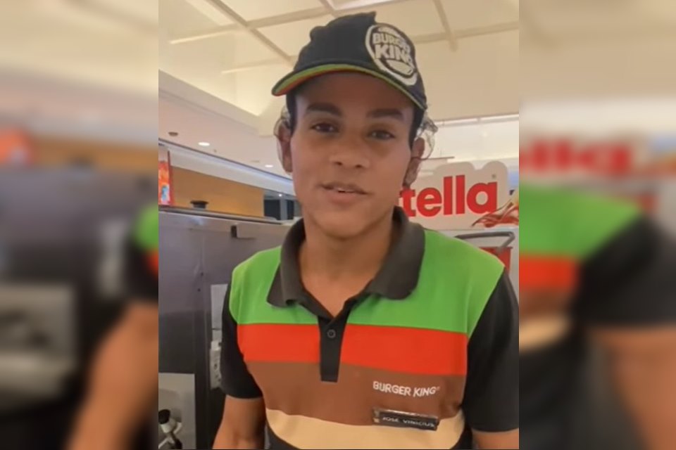 Vídeo funcionário do Burger King diz que urinou na roupa após ser