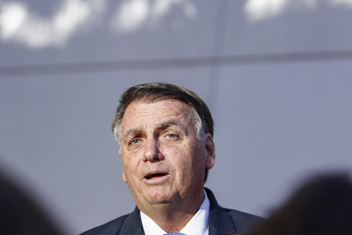 Bolsonaro Vira Perfume Em Linha Criada Por Maquiador De Michelle