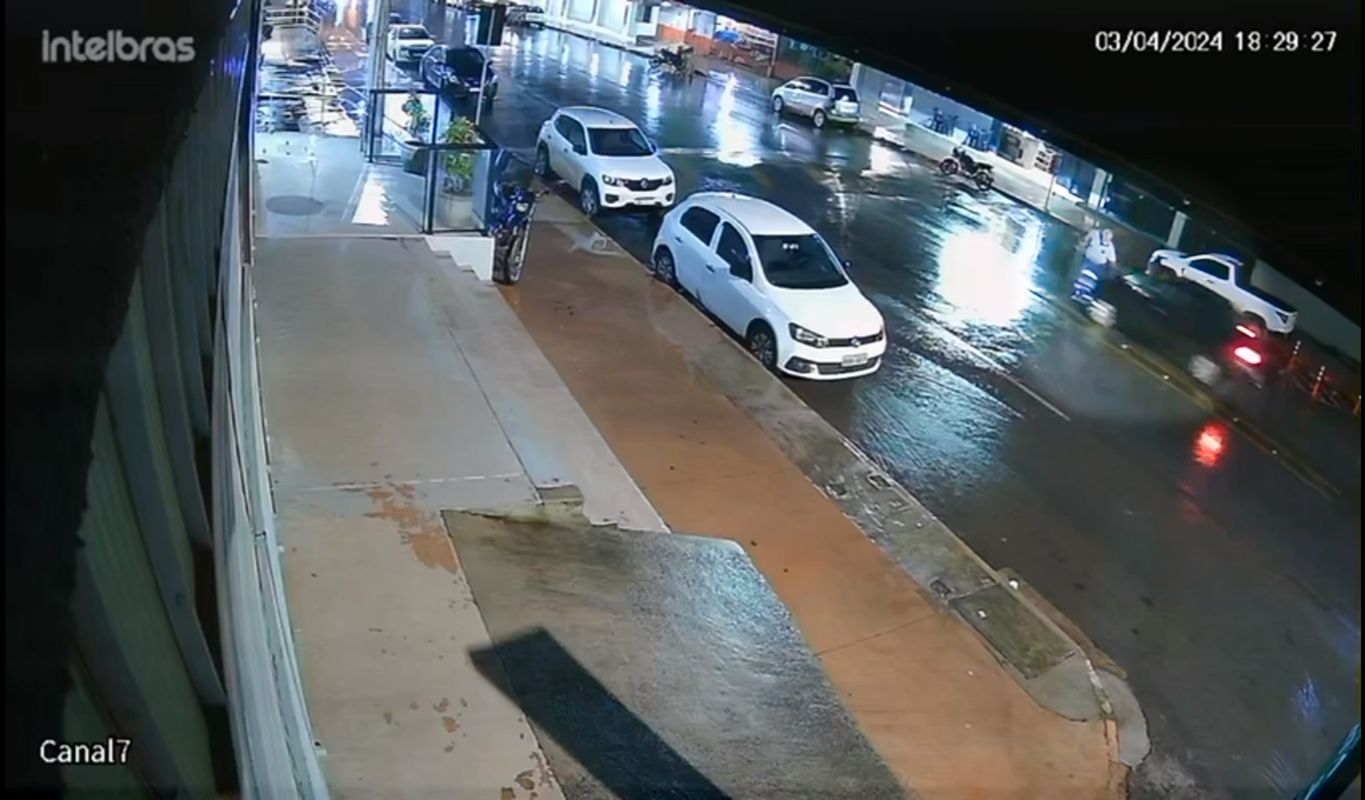 Idoso é atropelado por 2 carros ao tentar atravessar rua no DF Vídeo