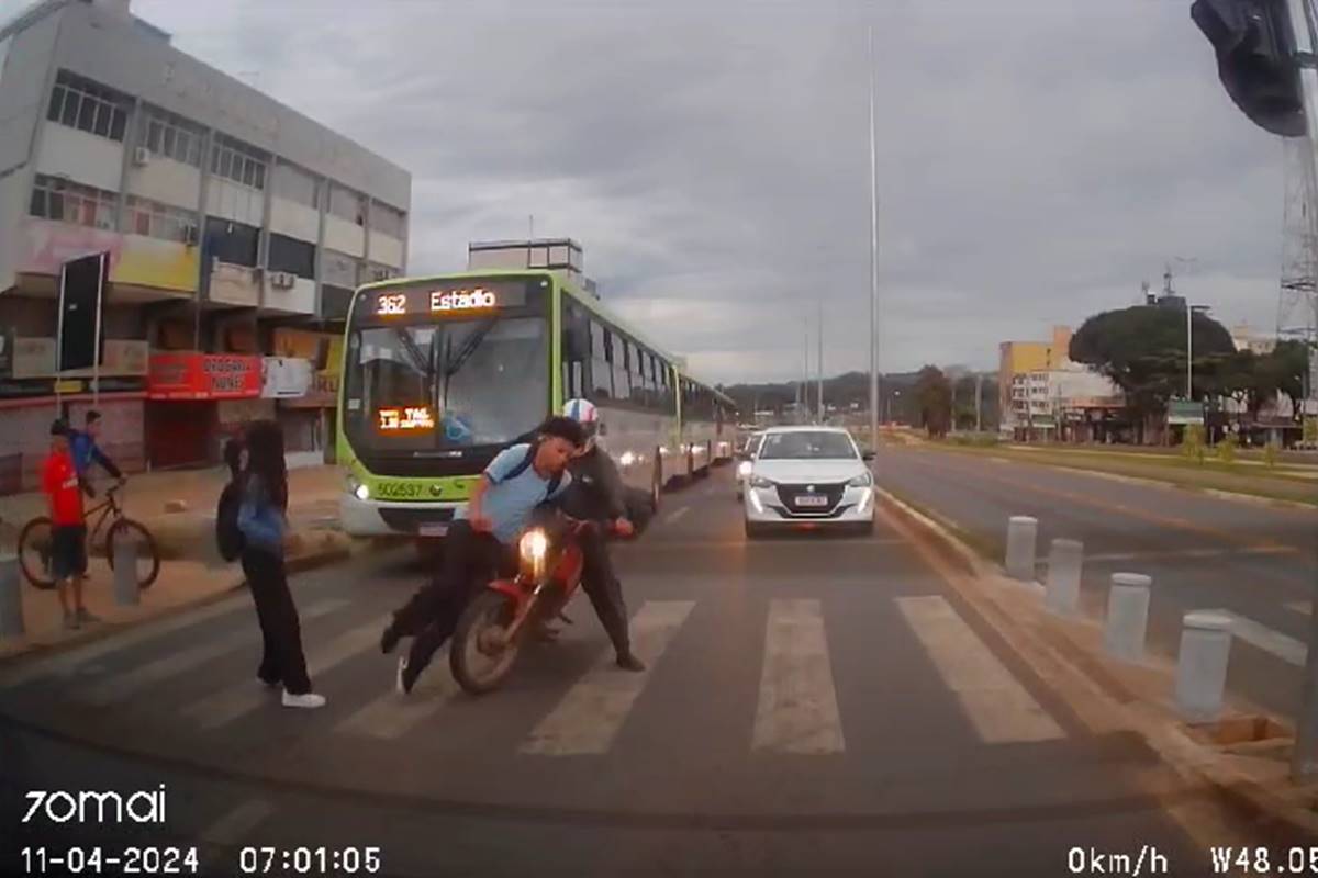 Vídeo jovem é atropelado por motociclista em faixa de pedestre no DF