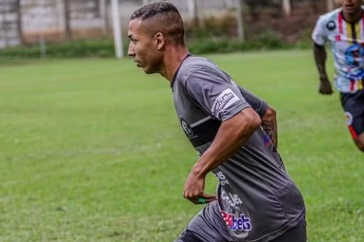 Jogador De Futebol Morre Ap S Bater Cabe A Em Mureta Durante Jogo