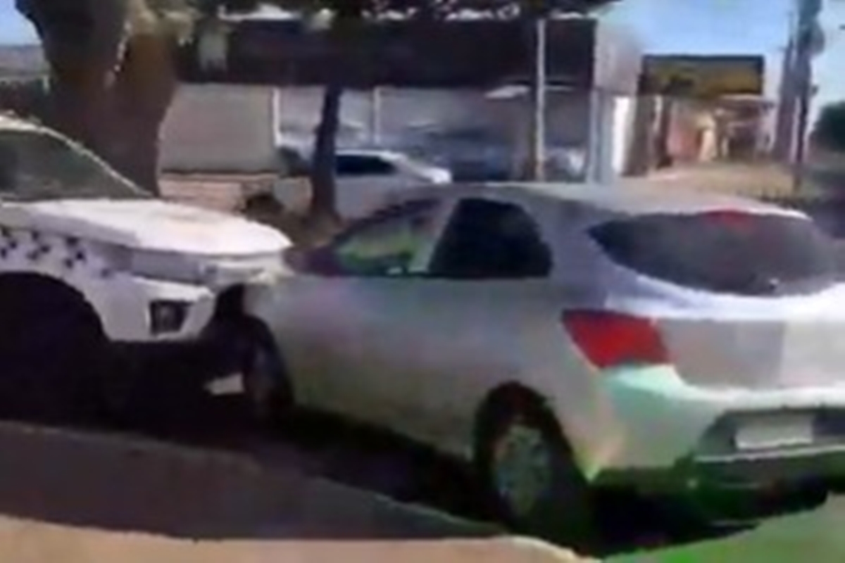 Vídeo homem colide em viatura da PMDF durante fuga carro roubado