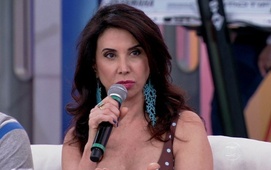 Claudia Alencar com microfone na mão - Metrópoles