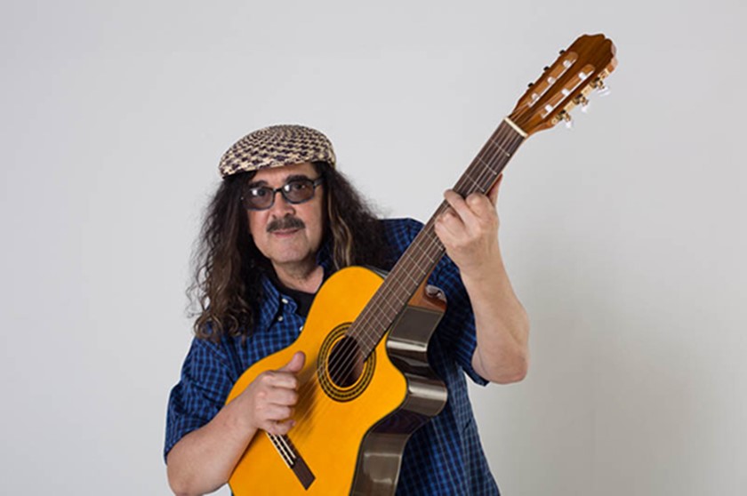 Moraes Moreira com violão