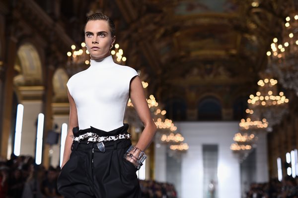 Cara Delevingne aparece nua em nova campanha da Balmain Metrópoles