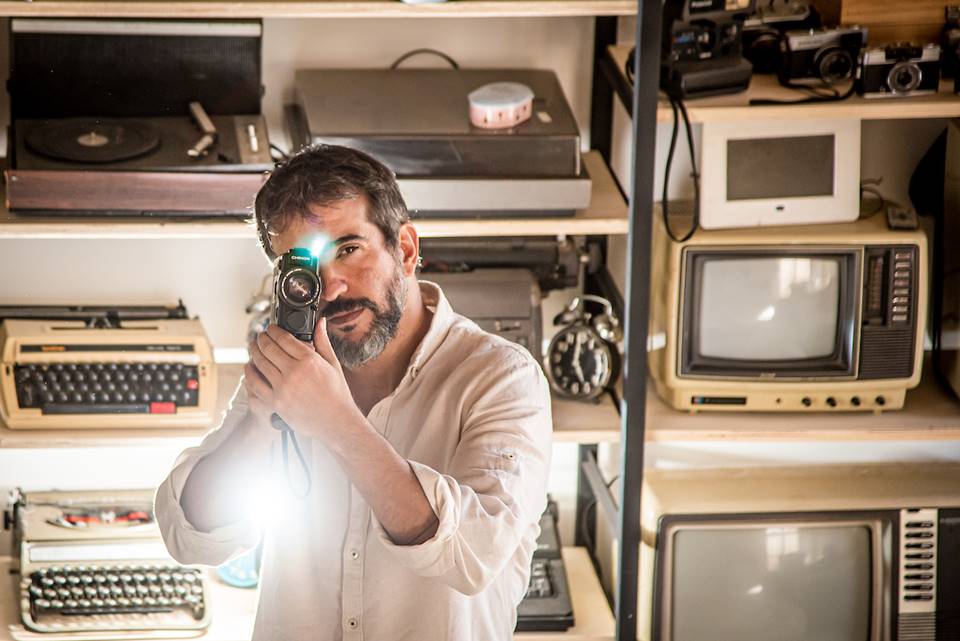Foto do cineasta Iberê Carvalho com a câmera na mão - Metrópoles