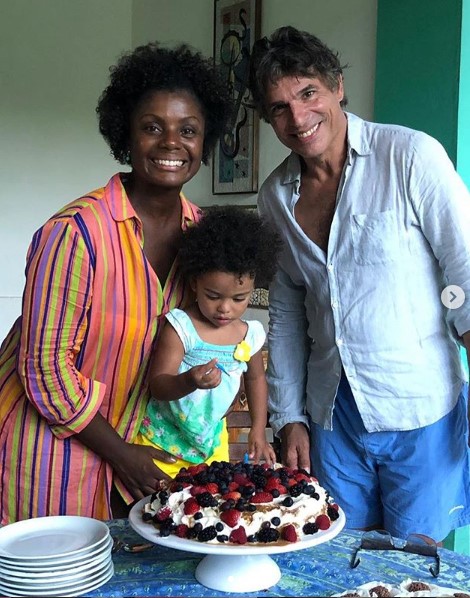 Foto rara! Adriana e Olivier Anquier aparecem ao lado da filha | Metrópoles