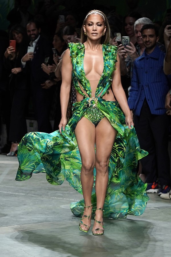 Jennifer Lopez com vestido verde