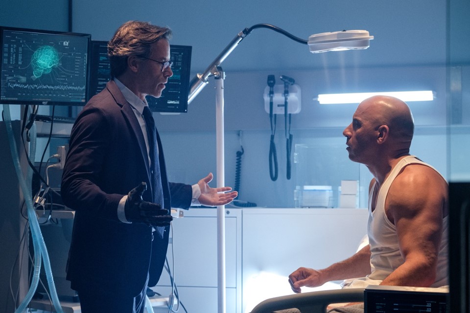 Guy Pearce e Vin Diesel conversando em uma cena do filme Bloodshot