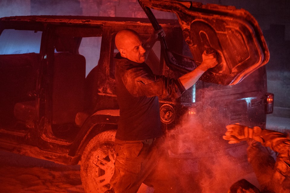 Vin Diesel arrancando uma porta em Bloodshot