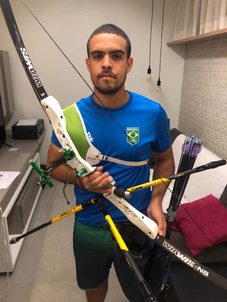 Bernardo Oliveira, do tiro com arco, isolado em apartamento