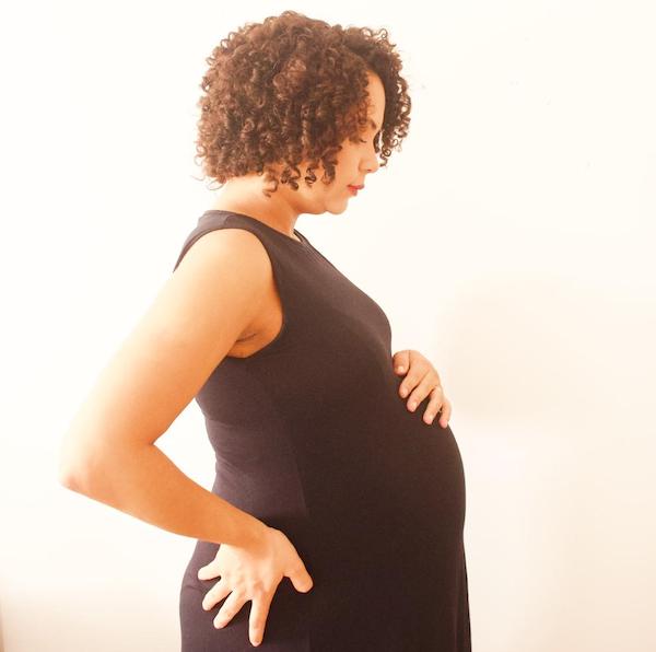 grávida segurando barriga