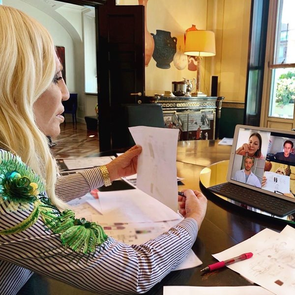 Donatella Versace trabalhando de casa