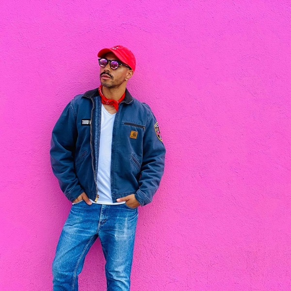 stylist Manuel A. Mendez posa em fundo rosa