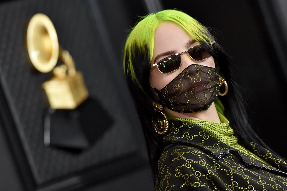 Billie Eilish no Grammy 2020 usando look completo da Gucci