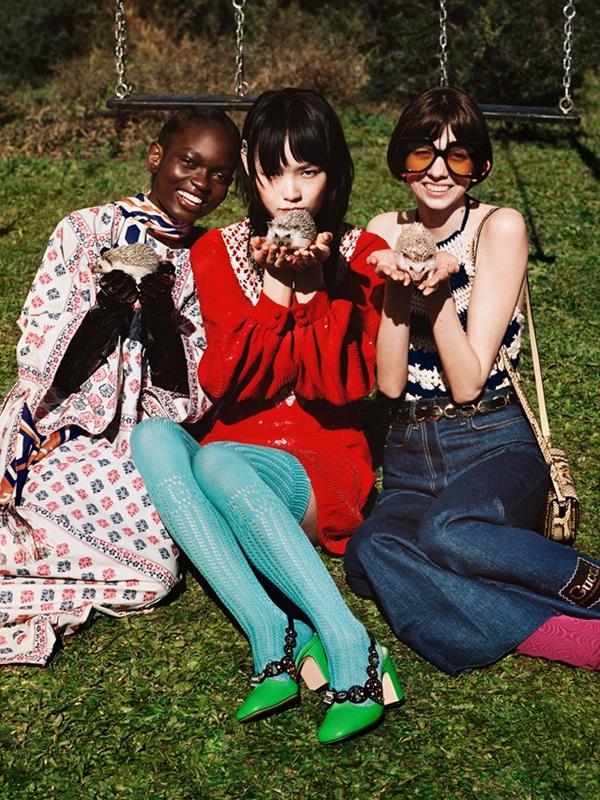Três modelos posando com bichos na mão na campanha de Pre-fall 2020 da Gucci