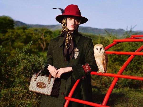 Modelo ao lado de coruja na campanha de Pre-fall 2020 da Gucci