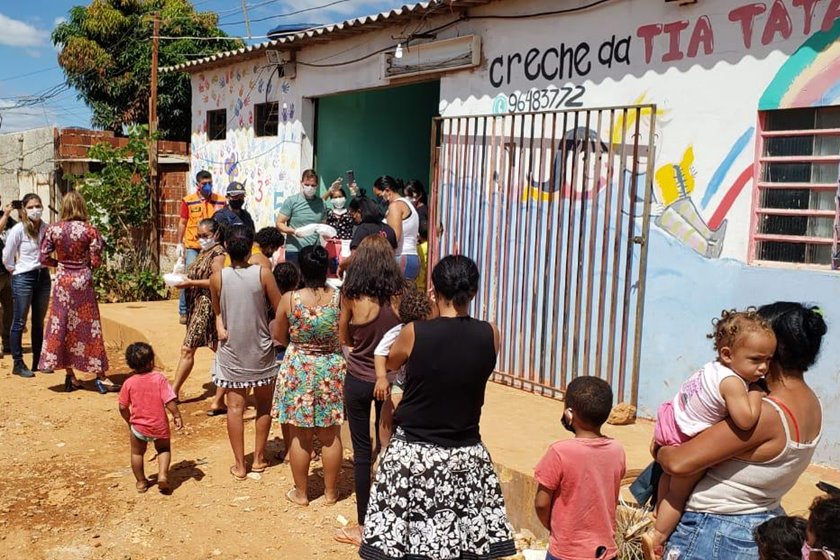 Doação de marmitas da ação Panelinhas Solidárias