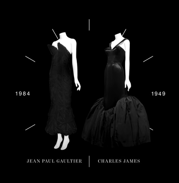 Dois vestidos pretos de épocas diferentes que estarão na exposição About Time do Costume Institute