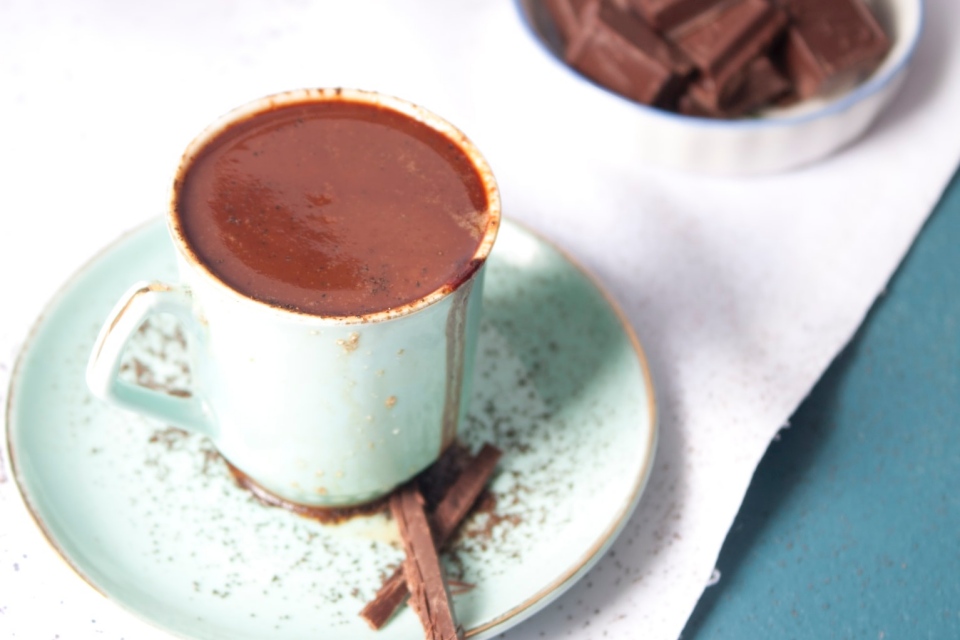 chocolate quente em uma xícara
