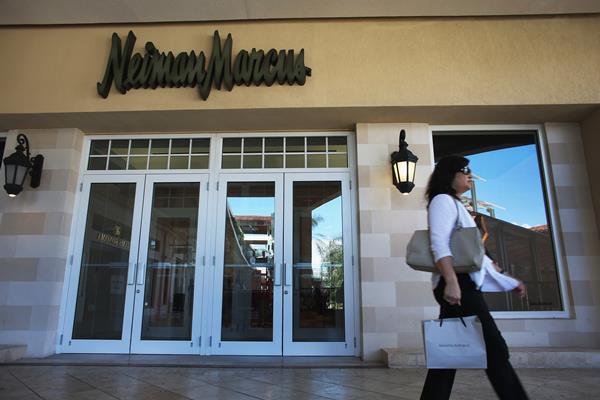 Mulher passando em frente a loja Neiman Marcus