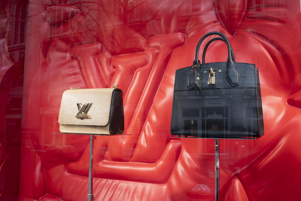 Bolsas em vitrine da Louis Vuitton