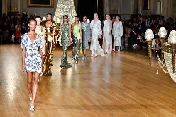 Modelos em desfile do estilista Halpern na Semana de Moda de Londres