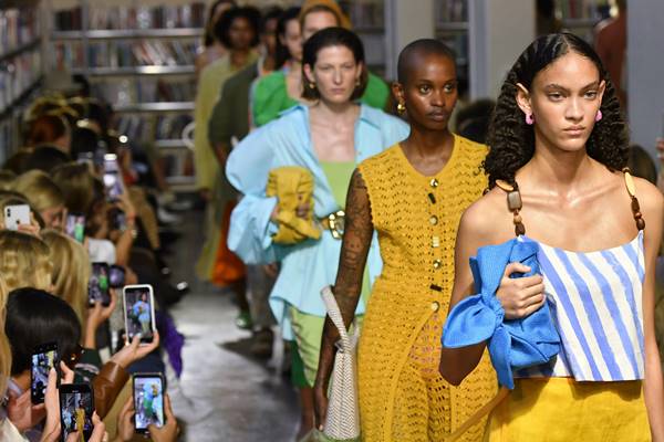 Modelos em desfile do estilista Rejina Pyo na Semana de Moda de Londres