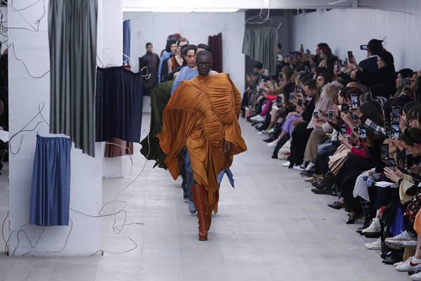 Modelos em desfile do estilista Richard Malone na Semana de Moda de Londres