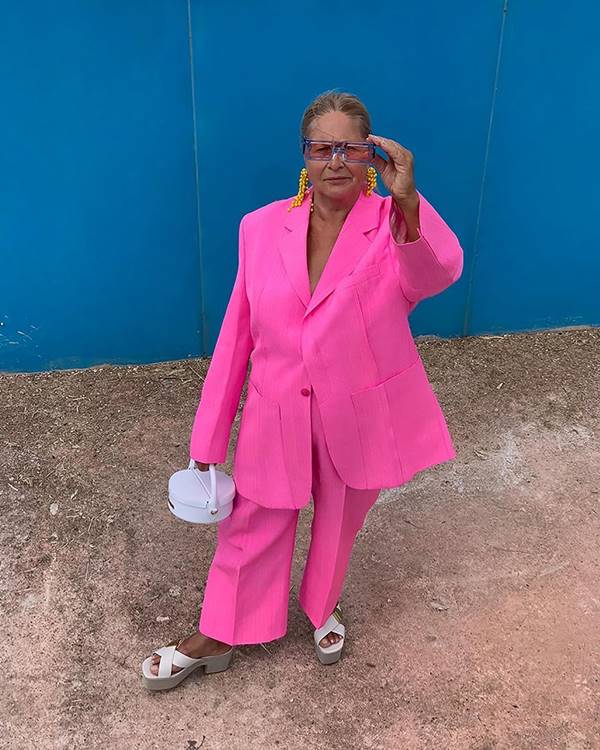 mulher com blazer rosa e calça