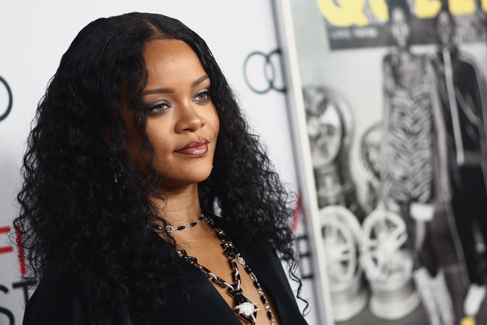 Rihanna posa em evento