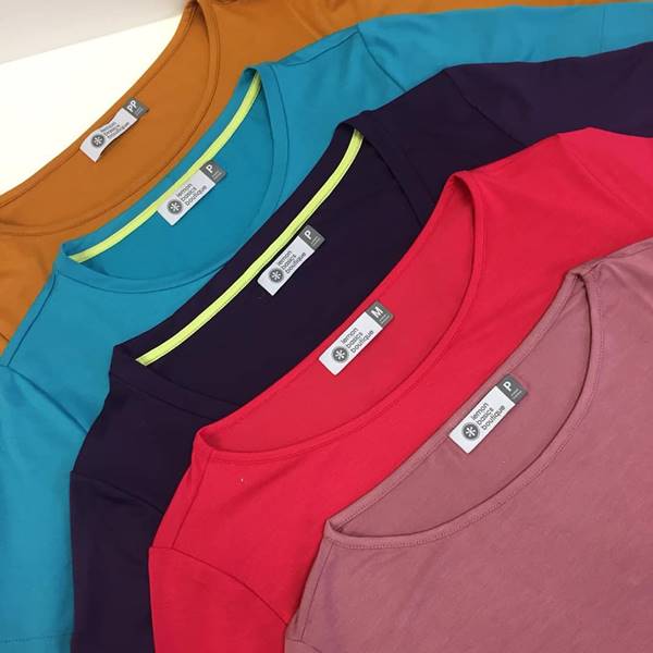 Camisetas coloridas dobradas
