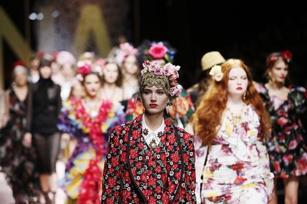 Modelos desfilando na primavera/verão 2019 da Dolce & Gabbana