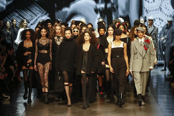 Modelos desfilando no outono/inverno 2020 da Dolce & Gabbana