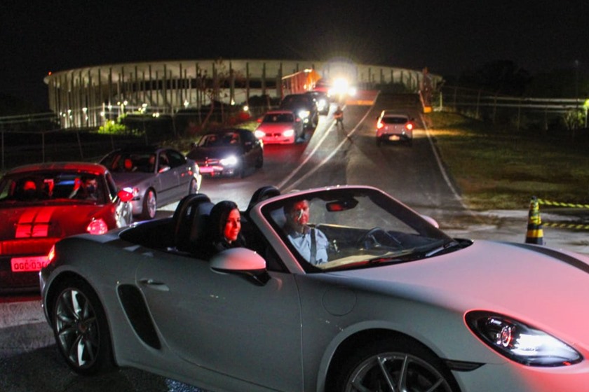 Clientes da BMW, MINI e Porsche puderam ver uma sessão no Cine Drive-In