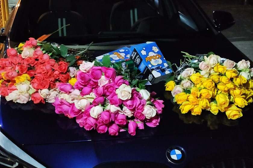 Flores dadas à clientela na entrada do Cine Drive-In