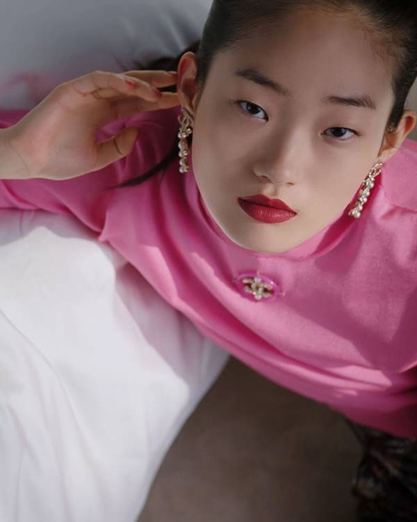Modelo asiática em propaganda de beleza da Chanel