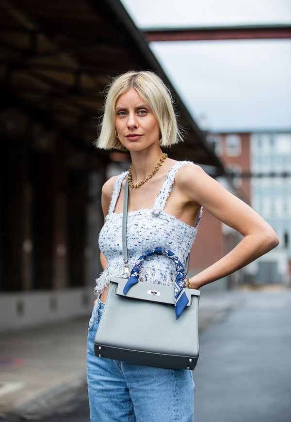 Na imagem com cor, mulher posa com bolsa hermès - Metrópoles 