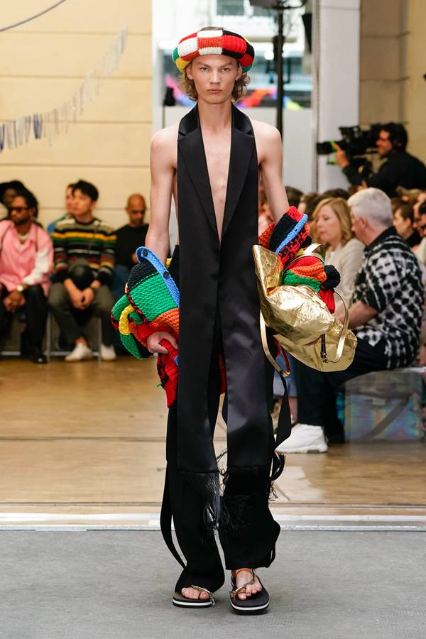 Modelo com cardigã da JW Anderson na Semana de Moda de Paris